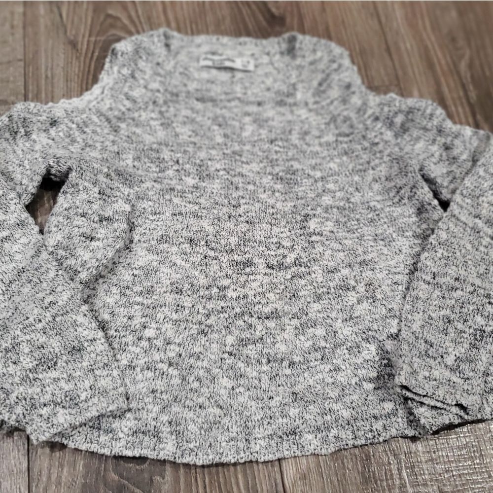 Girls Abercrombie Sweater Size 7-8 Kids Gray Sweater With An Open Shoulder